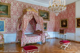 <center>La chambre de la Dauphine.</center> C’est dans cette chambre que la Dauphine Marie-Joseph de Saxe,fille du roi Auguste III de Pologne et épouse du fils de Louis X, mit au monde trois futurs rois de France : Louis XVI, Louis XVIII et Charles X. Le lit d’origine a  été  remplacé  par  un  beau lit  dit  «  à  la  polonaise  » de Nicolas Heurtaut  en  alcôve surmonté  d’un  baldaquin.  De  part  et  d’autre  sont  représentées  les belles-sœurs  de  la  Dauphine,  les  filles  de  Louis  XV, en particulier Madame Henriette en Flore et Madame Adélaïde en Diane par Jean-Marc Nattier. Des scènes religieuses y sont également exposées, comme Saint Joseph tenant l’enfant Jésus sur ses genoux (1749) par Louis de Silvestre et La Nativité (1728) de Noël-Nicolas Coypel, à droite.