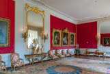 <center>Le grand cabinet de la Dauphine.</center> Les dimensions du grand cabinet de la Dauphine correspondent à l’époque où la pièce servait de salle des gardes au fils de Louis XIV. Marie-Josèphe de Saxe y réunissait les dames de son entourage pour la conversation ou pour le jeu. Comme dans tout l’appartement, un nouveau décor avait été réalisé pour elle, mais il disparut au XIXe siècle sur ordre de Louis-Philippe pour faire place à des salles de peintures. Le grand cabinet, dernière pièce avant d’accéder à la chambre de la Dauphine, est comme son nom l’indique plus vaste que les deux salles précédentes.  Elle  permettait  à  la  Dauphine  de réunir  les  dames  de  son entourage  pour la  conversation  ou  pour le  jeu.  Comme  dans  tout l’appartement,   un nouveau   décor   été   réalisé   pour   chaque nouvel occupant. Cependant la grande console a pu être laissé en place pour les autres locataires. Sur la tenture, papier peint de l’époque, ont été accrochés des portraits de ministres  et  de  membres  de  la  famille  royale, en particulier ses parents le roi et la reine de Pologne. La  Reine  Marie  Leszczinska  est représentée à deux reprises, au moment de son mariage en 1725, par Jean-Baptiste van Loo, et tenant sur ses genoux son fils le Dauphin, par Belle (1729).