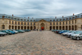 <center>Versailles.</center> Les Grandes Ecuries pour les chevaux de selle et, où est installée aujourd'hui, l'Académie équestre de Bartabas. Les Petites Ecuries se trouvent au sud, pour les chevaux d’attelage. Les deux par sont de Jules Hardouin-Mansart.