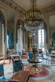 <center> Le Grand Trianon.</center> Le salon des Glaces. C’était la dernière pièce de l’appartement que Louis XIV occupa dans cette partie du château de 1691 à 1703, là où il tenait conseil. Comme la plupart des espaces de Trianon, il a conservé son décor d’origine mais non ses meubles, vendus à la Révolution et remplacés par Napoléon. De 1810 à 1814, il servit de grand cabinet à l’impératrice Marie-Louise, l’archiduchesse d’Autriche et petite-nièce de Marie-Antoinette.