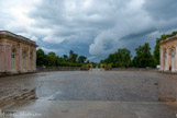 <center> Le Grand Trianon.</center> On entre dans la cour par une grille basse.