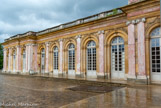 <center> Le Grand Trianon.</center> Les pilastres, les piliers et les quatorze colonnes porteuses principales du péristyle du côté jardin, ainsi que le décors de marbre des arcades de ce péristyle, sont en marbre incarnat de Caunes-Minervois.