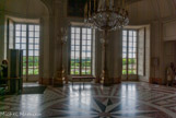 <center> Le Grand Trianon.</center> Le salon rond. Également nommé « Salon des colonnes » à cause des huit colonnes qu'il abrite.  Il est réaménagé par Ange-Jacques Gabriel en 1750, puis servira de chapelle sous Louis XVI. Sous l'Empire, il deviendra une salle de garde, avant d'être utilisé en tant que salon des huissiers sous Louis-Philippe.