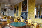 <center> Le Grand Trianon.</center> Le salon de famille de Louis-Philippe. Ce grand salon fut créé par Louis-Philippe à partir de deux pièces existantes. Le roi et sa famille, qui aimaient séjourner à Trianon, se retrouvaient le soir dans cette pièce meublée dans l’esprit du temps : tables à jeu et à ouvrage, sièges et canapés capitonnés couverts de cannetille jaune à motif bleu. Les peintures sont de Bon de Boulogne et de François Verdier. Le mobilier est l'œuvre de Pierre-Gaston Brion, tandis que les tables sont de Jacob-Desmalter. La table dite «de famille» en acajou date de 1837.