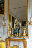 <center> Le Grand Trianon.</center>Le salon de famille de Louis-Philippe. Console en bois doré avec candélabre et vases de Sèvres. Vase en fuseau en porcelaine par Lefebvre et Caron à Paris, 1807, décoré de scènes des idylles de Salomon.