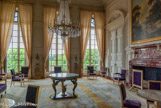 <center> Le Grand Trianon.</center> Le salon des Jardins. À l’extrémité de la galerie des Cotelle, le salon des Jardins ouvre sur la salle des Marronniers de Trianon et, au-delà du parterre haut, sur le bras transversal du Grand Canal. Sous Louis XIV, il offrait en son centre un jeu de portique qui fit place, par la suite, à un billard.
