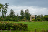 <center> Le Jardin anglais.</center> 
Sacrifiant le savant jardin botanique de Louis XV, Marie-Antoinette charge son architecte Richard Mique et le peintre Hubert Robert de créer ce jardin pittoresque. La mode est alors au jardin anglais, succession artificielle de tableaux de paysages « naturels ». La Reine met fin à l’ordonnance géométrique du jardin « à la Française », elle rêve d’une nature vivante qui ne soit pas emprisonnée dans des serres ou des parterres. La mise en scène du jardin anglais s’organise selon une composition de vues et de perspectives, mettant en valeur les différentes « fabriques », de petits bâtiments de styles variés disséminés dans le paysage.
Ainsi, juché sur un promontoire rocheux, le Belvédère surplombe un lac et offre un large panorama sur le jardin rythmé par des ruisselets et cascatelles, des pelouses, des perspectives pittoresques et des allées sinueuses. Le Temple de l’Amour construit au milieu d’une île et le Hameau, au loin, parachèvent le paysage.