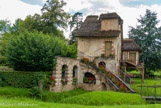 <center>Le hameau de la reine.</center> Le moulin. La roue mue par le ruisseau dérivé du Grand lac n'est qu'un élément de décor et aucun mécanisme ni aucune meule ne furent installés dans cette fabrique. En effet, contrairement à ce que l'on avance souvent, le moulin n'a jamais servi à moudre le grain : le courant est si lent que la roue initiale en chêne, pourtant simplement décorative, tourne avec une telle difficulté qu'il a fallu la changer pour une de taille plus réduite.