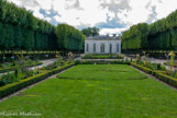 <center> Le Pavillon français.</center> Marie-Antoinette utilisait ce pavillon pour ses fêtes, ces bals et ses concerts, lui adjoignant alors une tente démontable. Salon rond central à la corniche décorée d'oiseaux, doré au XIXe siècle.