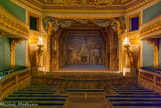 <center> Le théâtre de la Reine.</center> En U évasé, au plafond, Lagrenée a peint Apollon entouré des grâces et des muses. Leinture en trompe l’œil imitant le marbre, décor sculpté en carton-pâte doré. Marie-Antoinette y joua et chanta plusieurs fois, en particulier le rôle de Rosine dans le Barbier de Séville de Beaumarchais (1785).
