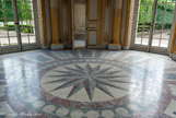 <center> Le Pavillon français.</center> Sol en  marbres polychromes.