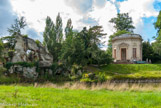 <center> Le Belvédère.</center> Il était utilisé par la reine comme salon d’été. Ses multiples ouvertures, qui permettent à la lumière de rentrer à flots donnent l’illusion d’une véritable pièce en plein air. A gauche, la grotte. L’aménagement de la Grotte est achevé en 1782, en même temps que l’ensemble du Rocher et de la « montagne » voisine dite du Limaçon.