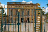<center> Le Petit Trianon.</center> Achevé par Ange-Jacques Gabriel en 1768, le nouveau château de Trianon est nommé Petit Trianon pour le distinguer du Trianon de marbre voisin qui prend quant à lui le nom usuel de Grand Trianon. C’est à Trianon, en avril 1774, que Louis XV ressent les premières atteintes de la petite vérole qui l’emporte quelques jours plus tard, amenant les jeunes Louis XVI et Marie-Antoinette à monter sur le trône. Le Petit Trianon et son domaine est ensuite offert par Louis XVI à sa jeune épouse, qui en fait son séjour favori et entreprend d’importants travaux extérieurs. Le jardin botanique de Louis XV est bientôt remplacé par un jardin anglo-chinois dans le goût du temps. Au moment de la Révolution, le Petit Trianon est transformé en auberge, tandis que les jardins échappent de peu au lotissement. Napoléon redonne ensuite son lustre à l’ensemble, faisant restaurer château et jardins d’abord pour sa sœur Pauline puis pour l’impératrice Marie-Louise, sa seconde épouse. C’est à l’impératrice Eugénie, femme de Napoléon III, qu’il revient d’avoir, en 1867, transformé le Petit Trianon en musée consacré au souvenir de Marie-Antoinette.