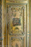 <center>Les cabinets intérieurs de la Reine</center> Cabinet des poètes. Boiseries en vernis Martin datant des années 1750. En 1728, les frères Martin de Paris mettent au point une imitation de laque à base de copal, le vernis Martin, destiné à concurrencer les laques de Chine et du Japon.