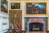 <center>Première antichambre du Roi (Grand Couvert)</center> Située entre l'Antichambre des Bassans et la Salle des Gardes, cette salle est dévolue aux repas du Roi, à 13 heures (Grand Couvert) et à 22 heures (Souper). On dresse alors la table devant la cheminée. Tous les lundis, l'Antichambre sert à la cérémonie des placets. Là, le Roi ou son ministre Louvois reçoivent les requêtes écrites provenant de tout le royaume. La pièce est ornée d’une série de onze tableaux de batailles par Joseph Parrocel, et d’un douzième tableau représentant la Bataille d’Arbelles par Guillaume Courtois. Au-dessus de la cheminée, Combat de cavalerie, joseph Parrocel..Portière de Mars, manufacture des Gobelins, d'après Charles Le Brun. Au-dessus, Cavaliers tenant un conseil de guerre. A gauche, halte de cvaliers.