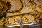 <center>La chambre de la Reine.</center> Elle est surplombée par ce vertigineux décor rocaille dont on sait qu’il a été créé pour Marie Leszczyńska, entre 1729 et 1735, en reprenant la structure de l’époque de Marie-Thérèse.