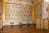 <center>La chambre de Louis XV/Louis XVI. </center> Le chauffage faisant défaut au XVIIIe siècle, Louis XV n’accepte plus l’obligation de dormir dans le lit de son ailleul et fait construire de petits appartements privés à l’intérieur même des grands appartements qu’avait fait construire Louis XIV. A l’abri des regards de la cours et des obligations de l’étiquette, il pourra alors profiter de moments d’intimité avec ses proches. Il y mourut le 10 mai 1774 à une heure de l’après-midi. Le sculpteur Jacques Verberckt en exécuta les boiseries.
