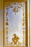 <center>Cabinet de garde-robe de Louis XVI.</center> Des attributs, d’une grande variété, sont aussi dispersés dans les frises guirlandes : accessoires du peintre et de l’architecte, instruments du musicien, outils du sculpteur mais aussi du jardinier, machines de levage et d’expérimentation, instruments de mesure et d’observation, tout ce que comptait la société du siècle des Lumières, dans les formes les plus avancées comme dans les plus traditionnelles, est représenté dans ces décors.