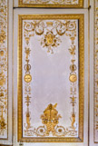 <center>Cabinet de garde-robe de Louis XVI.</center> Les grands panneaux, ceinturés par des cadres généralement à deux registres sculptés comportent une riche composition comprenant des arabesques en périphérie, un motif « posé » en bas et un motif « suspendu » en haut. La protection du souverain sur son royaume est clairement affichée dans les grands panneaux puisque le motif « suspendu » est entièrement construit autour des armes de France, accostées du sceptre et de la main de la justice, qui occupent la partie centrale tandis que des guirlandes, retenues par des coqs têtes en bas, sont disposées en partie haute. Détail pittoresque, le motif est sommé d’une couronne de plumes. Le motif « posé » est formé par un trophée soutenu par des putti dont les corps se perdent dans des rinceaux de feuilles.