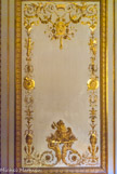 <center>Cabinet de garde-robe de Louis XVI.</center> Symbolisant la justice royale et le caractère divin de la monarchie, l’écusson est complété soit de la croix du Saint-Esprit (les Arts, les Sciences, la Guerre).