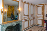<center>Salle de bains de Louis XVI.</center> De chaque côté de la cheminée, on peut voir les 'emplacements des deux baignoires : une pour se laver, l’autre pour se rincer. Deuxième version : les deux baignoires  servaient à se baigner en même temps que les ambassadeurs. Ce type d'aménagement se trouve uniquement dans les salles de bain masculines.