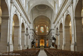 <center> La cathédrale Saint-Louis.</center> Jacques Hardouin-Mansart de Sagonne a adopté le plan en croix latine issue de la tradition gothique, composé d'une nef centrale, de collatéraux avec chapelles, d'un transept saillant et d'un chœur entouré d'un déambulatoire. L'église est orientée nord-sud, le Concile de Trente n'imposant plus l'orientation des églises vers l'est. L'intérieur reflète le goût de la pierre nue des édifices religieux du XVIIIe siècle, allié à la délicatesse des ornements de style rocaille sculptés par Nicolas Pineau. Longue de 93 mètres, haute de 23, la nef est couverte d'une voûte à pénétration dont les doubleaux atteignent près d'un mètre d'épaisseur.