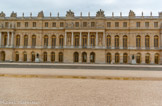 <center>Les jardins de Versailles.</center>La façade côté jardin présente trois niveaux : le rez-de-chaussée, l'étage noble et l'attique. Les  fenêtres  du  premier  étage sont  particulièrement  hautes : c’est l’étage dit « noble », le plus important,  celui  des  Grands Appartements  du  Roi  et  de  la Reine, avec la galerie des Glaces en  son  centre.  Une  balustrade cache  les  toits,  en  terrasse  - reprenant   un   modèle   de l’architecture antique.