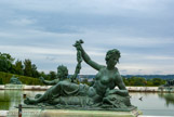 <center>Les jardins de Versailles.</center> Le parterre d'eau. Nymphe accoudée sur un  jeune triton, par Le Gros. Dessinées par Le Brun comme toutes les autres sculptures qui ornent le parterre d’eau, les nymphes sont sculptées par Philippe Magnier et Pierre Le Gros pour le bassin Nord, Jean Melchior Raon et Etienne Le Hongre pour le bassin Sud.