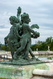 <center>Les jardins de Versailles.</center> Le parterre d'eau. Deux enfants et un amour par Pierre Granier.