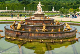 <center>Les jardins de Versailles.</center> Le bassin de Latone. Inspiré par Les Métamorphoses d’Ovide, le bassin de Latone (ou Léto) illustre la légende de la mère d’Apollon et de Diane protégeant ses enfants contre les injures des paysans de Lycie, et demandant à Jupiter de la venger. Ce qu’il fit en transformant les Lyciens en grenouilles et en lézards. On choisit cet épisode mythologique en raison de l'allusion aux révoltes de la Fronde, qui éclatèrent pendant la minorité de Louis XIV.