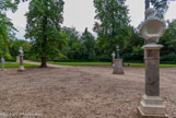 <center>Les jardins de Versailles.</center> Bosquet de la Reine. Il a remplacé le célèbre bosquet du Labyrinthe, tracé en 1665-1666 puis agrémenté, en 1677, d’un ensemble de trente-neuf fontaines en plomb peintes au naturel mettant en scène les animaux des fables d’Ésope. Cette merveille fut détruite lors de la replantation des jardins en 1775-1776, et remplacée par l’actuel bosquet qui prit d’abord le nom de bosquet de Vénus puis de bosquet de la Reine. Le nouveau tracé, simple mais élégant, avait été conçu pour mettre en valeur, au centre, une essence récemment introduite en France : le tulipier de Virginie. Le décor sculpté actuel fut mis en place à la fin du XIXe siècle.