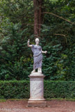 <center>Les jardins de Versailles.</center> Minerve en marbre polychrome, dans le bosquet de la reine.