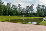 <center>Les jardins de Versailles.</center> Le Bassin du Miroir. Le bassin du Miroir a été creusé en 1672. Il venait compléter le grand bassin de l’Île royale qui lui faisait face, aujourd’hui le Jardin du Roi. Les deux pièces d’eau étaient séparées par une allée. Jouant avec la différence de niveau qui plaçait l’Île royale plus bas que le Miroir, le Nôtre avait aménagé le mur de soutènement de l’Île royale en cascades d’architecture.