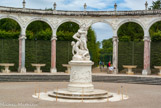 <center>Les jardins de Versailles.</center> Bosquet de la Colonnade. Le décor sculpté des écoinçons, réalisé entre 1685 et 1687 par les sculpteurs Coysevox, Le Hongre, Tuby, Mazière, Leconte, Granier et Vigier, représente des Amours s’adonnant à la musique ou à des jeux champêtres. Sous vingt-huit des trente-deux arcades, dont les clés d’arc sont ornées de masques de divinités marines ou agrestes, des fontaines jaillissantes se déversent dans une goulotte qui entoure le péristyle. Au centre, le bassin d’origine a été remplacé dès 1696 par le groupe de Girardon, L’Enlèvement de Proserpine par Pluton.