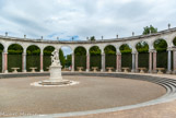 <center>Les jardins de Versailles.</center> Bosquet de la Colonnade. Construite à partir de 1685 par Jules Hardouin-Mansart, la Colonnade a remplacé un bosquet créé par Le Nôtre en 1679 : le bosquet des Sources. Péristyle circulaire de plus de quarante mètres de diamètre, l’ouvrage s’appuie sur trente-deux pilastres servant de contreforts aux arcades que soutiennent trente-deux colonnes ioniques. Les pilastres sont tous en marbre du Languedoc tandis que les colonnes alternent entre marbre bleu turquin, brèche violette et marbre du Languedoc. Cette discrète polychromie contribue à faire ressortir la blancheur du marbre de Carrare employé pour les arcades et les vases de la corniche. Le décor sculpté des écoinçons, réalisé entre 1685 et 1687 par les sculpteurs Coysevox, Le Hongre, Tuby, Mazière, Leconte, Granier et Vigier, représente des Amours s’adonnant à la musique ou à des jeux champêtres.