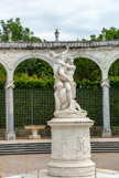<center>Les jardins de Versailles.</center> Bosquet de la Colonnade. Au centre, le bassin d’origine a été remplacé dès 1696 par le groupe de Girardon, L’Enlèvement de Proserpine par Pluton.