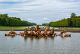 <center>Les jardins de Versailles.</center> Le bassin d’Apollon. Dès 1636, sous Louis XIII, existait à cet endroit un bassin, dit alors des Cygnes, que Louis XIV fit orner de l’impressionnant et célèbre ensemble en plomb doré représentant Apollon sur son char. L’œuvre de Tuby, d’après un dessin de Le Brun, s’inspire de la légende d’Apollon, dieu du Soleil et emblème du Roi et montre le dieu jaillissant de l’onde et s’apprêtant à effectuer sa course quotidienne au-dessus de la terre. Tuby exécuta ce groupe monumental entre 1668 et 1670 à la manufacture des Gobelins, date à laquelle il fut transporté à Versailles puis mis en place et doré l’année suivante.