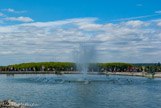 <center>Les jardins de Versailles.</center>  Au-dessus de la fontaine de Latone, se trouve la terrasse du château, dite le parterre d’Eau qui trouve sa forme définitive en 1683 : deux bassins en forme de rectangle sont entourés de groupes en bronze représentant les fleuves français et leur principal affluent.
