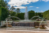 <center>Les jardins de Versailles.</center> Les Cabinets des Animaux. À l’ouest du parterre d’Eau, de part et d’autre de l’axe centrale, deux fontaines dessinées par Jules Hardouin-Mansart et achevées en 1687 mettent en scène avec un grand réalisme des combats d’animaux. Au sud, le cabinet du Point du Jour est orné d’un tigre terrassant un ours et d’un limier terrassant un cerf (par Jacques Houzeau).