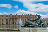 <center>Les jardins de Versailles.</center>   Le parterre d’eau. En 1685, huit sculpteurs sont chargés de fournir les modèles pour des groupes représentant les quatre grands fleuves de la France par des figures masculines, ainsi que leurs affluents par des figures féminines. Le programme comprend aussi des nymphes et dans les angles huit groupes de trois enfants. Toutes les statues ont été fondues par les Keller. Le Rhône de Jean-Baptiste Tuby.