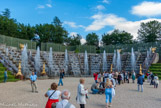 <center>Les jardins de Versailles.</center> Bosquet de la Salle de Bal. Le bosquet de la Salle de Bal est le dernier bosquet que Le Nôtre aménagea dans les jardins. Les travaux, commencés en 1680, s’achevèrent en 1685. Le Grand Dauphin, fils de Louis XIV, y donna un grand souper pour son inauguration. Le bosquet est traité comme un amphithéâtre de verdure. Au centre, l’arène avait été dotée d’un îlot ceinturé d’un canal à deux niveaux et accessible par quatre petits ponts. Cet îlot, destiné à la danse, fut supprimé par Jules Hardouin-Mansart en 1707.