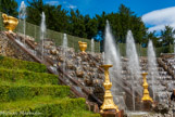<center>Les jardins de Versailles.</center> Bosquet de la Salle de Bal. Les gradins destinés aux spectateurs sont soulignés par des buis taillés.