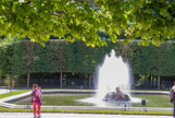 <center>Les jardins de Versailles.</center> Les quatre bassins des saisons. Le jardin s’organise autour d’allées parallèles ou perpendiculaires à l’allée royale et dont le tracé définit les espaces boisés où sont aménagés les bosquets. Aux quatre carrefours des principales allées, des bassins, aménagés dans les années 1670, sont consacrés au quatre saisons.