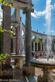 <center>Les jardins de Versailles.</center> Bosquet de la Colonnade. Sous vingt-huit des trente-deux arcades, dont les clés d’arc sont ornées de masques de divinités marines ou agrestes, des fontaines jaillissantes se déversent dans une goulotte qui entoure le péristyle.