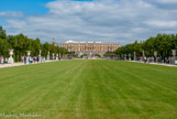 <center>Les jardins de Versailles.</center> L’allée royale ou Tapis vert. Vers 1665, l’allée est élargie (elle mesure aujourd’hui environ 45 mètres de large) et sa pente considérablement adoucie. Sous Louis XVI, on ajoute à sa bordure d’ifs et de charmilles un alignement de marronniers.