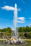 <center>Les jardins de Versailles.</center> Le bosquet de l'Encelade. Il a été créé en 1675 par Louis XIV et mis en œuvre par André Le Nôtre entre 1675 et 1678. La fontaine de l’Encelade fut exécutée en plomb par Gaspard Marsy entre 1675 et 1677. Le sujet en est emprunté à l’histoire de la chute des Titans, ensevelis sous les rochers de l’Olympe par les dieux qu’ils avaient voulu détrôner. Le  pourtour est scandé par des pavillons de treillage reliés par des berceaux.