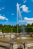 <center>Les jardins de Versailles.</center> Bosquet des Dômes. Fréquemment remanié, ce bosquet changea de nom au gré des modifications apportées à son décor. Créé par Le Nôtre en 1675, il adopte un tracé en amphithéâtre dont l’arène est occupée par un bassin hexagonal entouré d’une balustrade de métal doré. Entre 1677 et 1681, Jules Hardouin-Mansart, dont c’est ici la première intervention dans les jardins, édifie, de part et d’autre de l’amphithéâtre, deux pavillons richement décorés et coiffés d’un dôme, démolis en 1820. Il prend ensuite son nom définitif de bosquet des Dômes. En 1705, la balustrade du bassin est remplacée par une nouvelle balustrade composée de balustres de marbre blanc et dont les rampes et piliers sont de marbre rouge, ce qui en fait une sorte de négatif de la rampe supérieure. Enfin, en 1708, la fontaine centrale est remplacée par une vasque de marbre blanc soutenue par des dauphins.