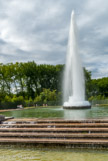 <center>Les jardins de Versailles.</center> Bosquet de l’Obélisque. Le bassin supérieur se déverse par quatre escaliers d’eau dans le bassin inférieur.