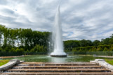<center>Les jardins de Versailles.</center> Bosquet de l’Obélisque. Du bosquet de la Salle des Festins aménagé par Le Nôtre entre 1671 et 1674, il ne reste que le tracé général. Il fut entièrement repris par Jules Hardouin-Mansart en 1705-1706. L’architecte y creusa un vaste bassin rectangulaire à deux niveaux d’où jaillissent une multitude de jets formant un obélisque liquide.