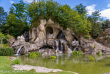 <center>Les jardins de Versailles.</center> Bosquet des Bains d’Apollon. Le bosquet des Bains d’Apollon actuel date du règne de Louis XVI et fut aménagé entre 1778 et 1781. À son emplacement, Le Nôtre avait d’abord créé, vers 1670, le pittoresque bosquet du Marais. En 1705, ce bosquet plein de fantaisie disparaît pour laisser la place aux groupes d’Apollon servi par les nymphes (les néréides) et des Chevaux du Soleil que Jules Hardouin-Mansart place sous des baldaquins de plomb doré et sur des socles bordés par un bassin. La partie ouest du bosquet est aménagée sous Louis XV pour le dauphin. Les deux parties du bosquet sont totalement modifiées sous Louis XVI et le peintre Hubert Robert y conçoit un jardin à l’anglaise dont le centre est occupé par un lac que domine un immense rocher factice agrémenté de cascades et creusé d’une grotte dans laquelle est installé le groupe d’Apollon, tandis que les deux groupes des Chevaux du Soleil sont placés de part et d’autre.